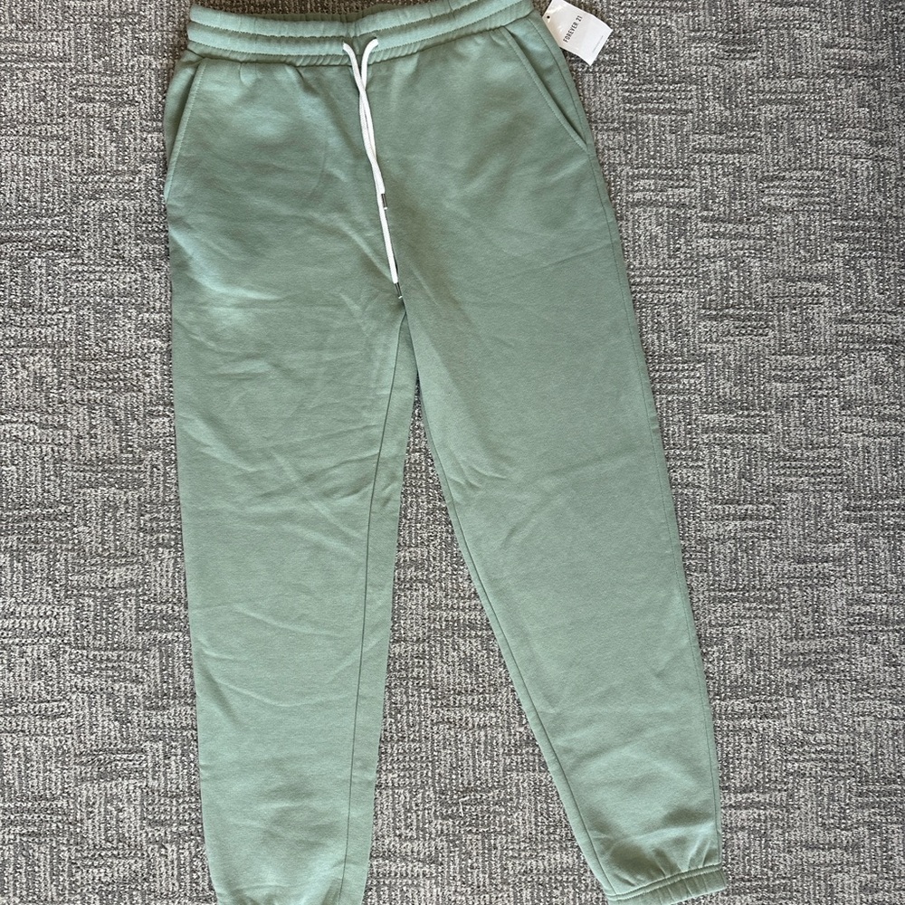 NEW Women’s sage Green Jogger sweat pants from Forever 21